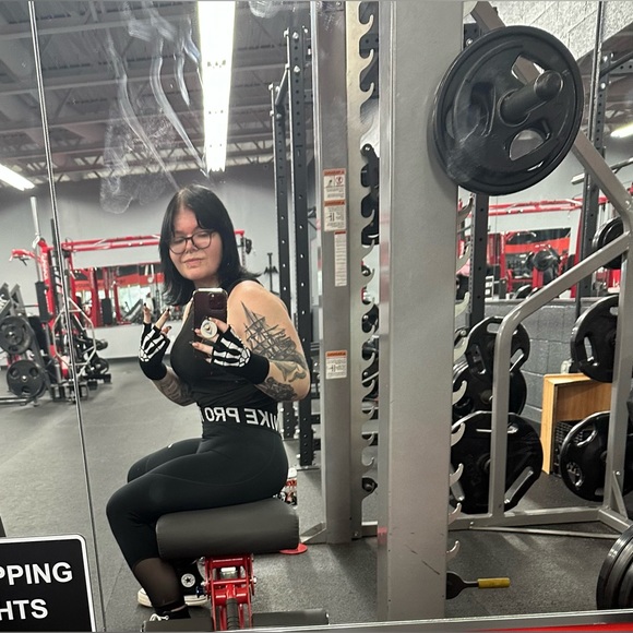 Meet your Posher, Tia - Picture 2 of 7